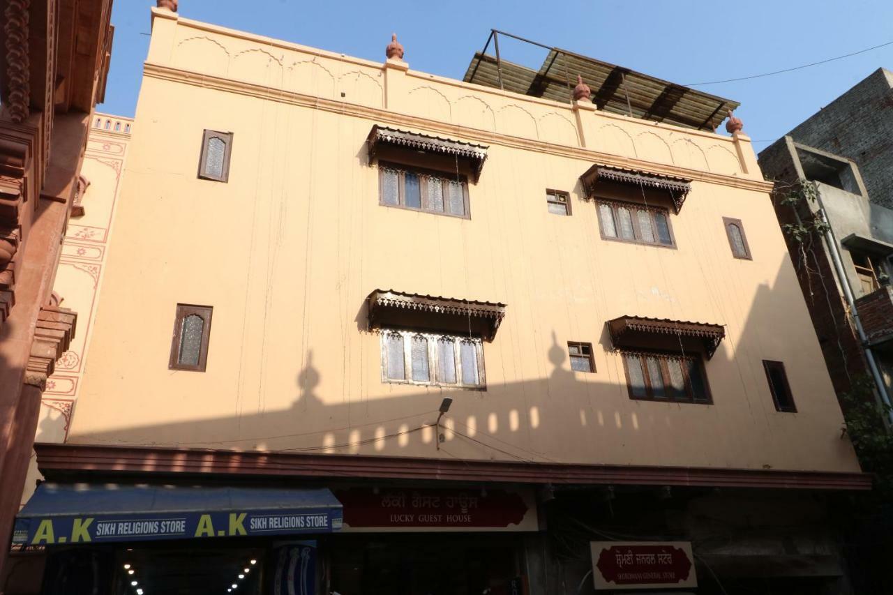 Oyo 30100 Lucky Guest House Amritsar Exteriör bild